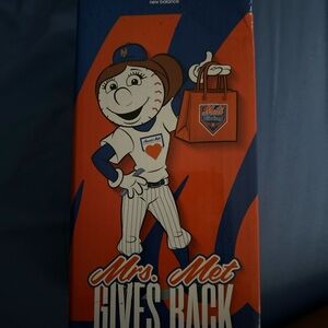 Mrs. Met Gives Back Bobblehead